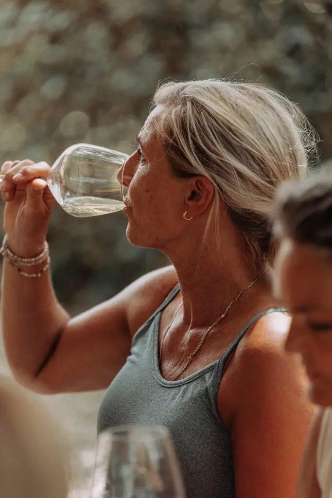 Een vrouw die Toscaanse witte wijn drinkt, vrouw die wijn proeft in de Chianti-regio.