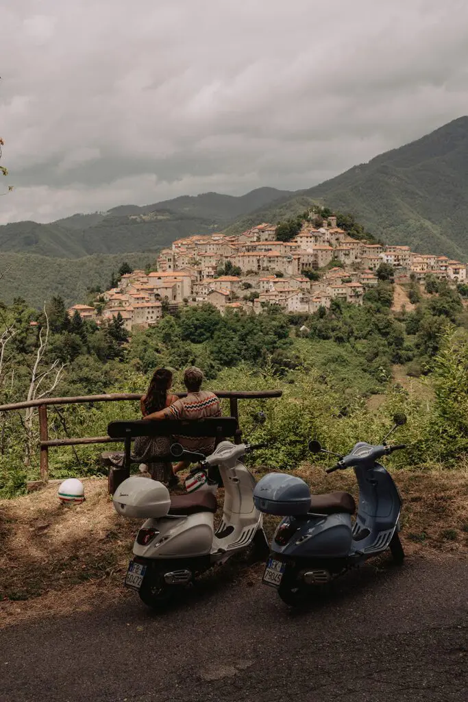 Een stel dat geniet van een prachtig uitzicht op een Toscaans dorp.