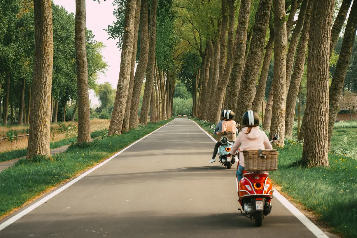 Vespa weg in Brugge
