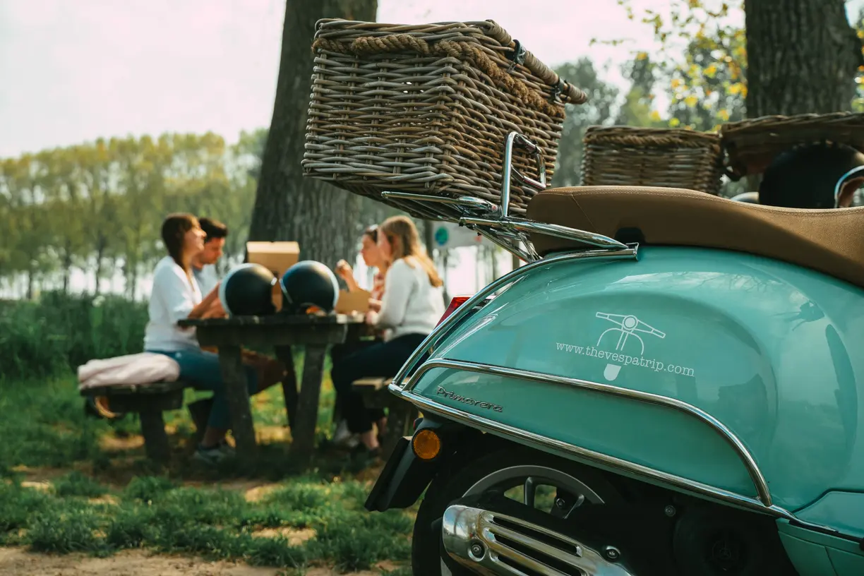 mensen picknickstop tijdens de Brugge Vespa tour