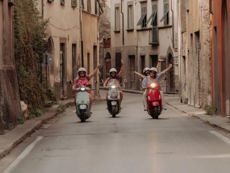 people driving a Vespa on a roadtrip in Tuscany, mensen die met een Vespa rijden op een rondreis in Toscane