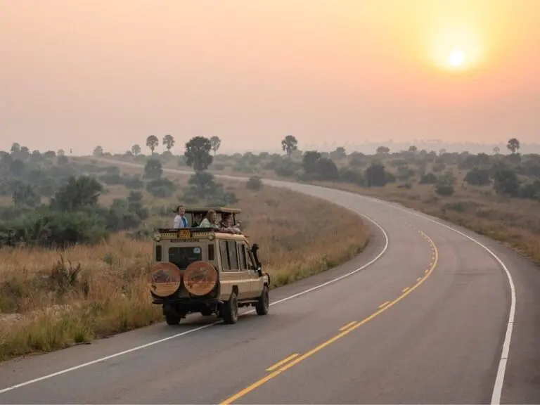 Mensen op jeep safari in Oeganda