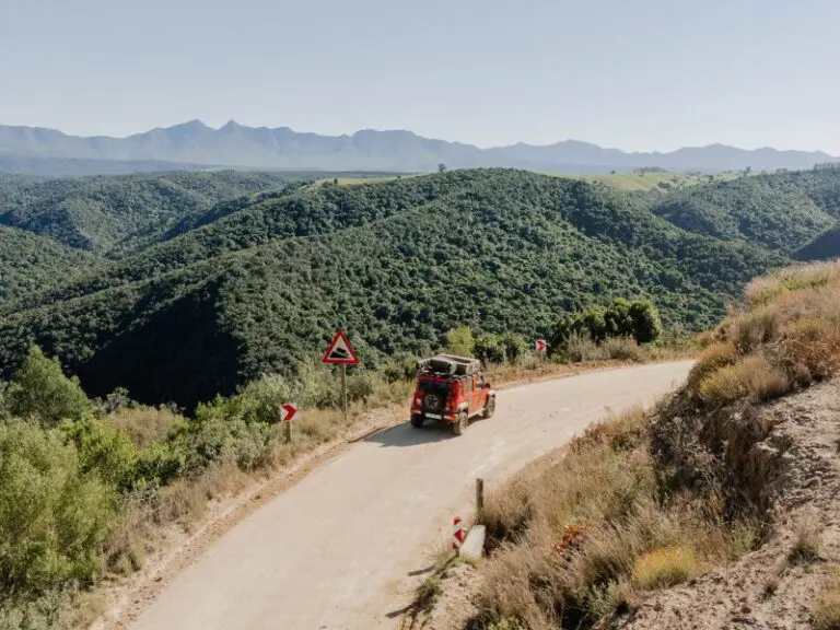 mensen die met een jeep door Zuid-Afrika rijden