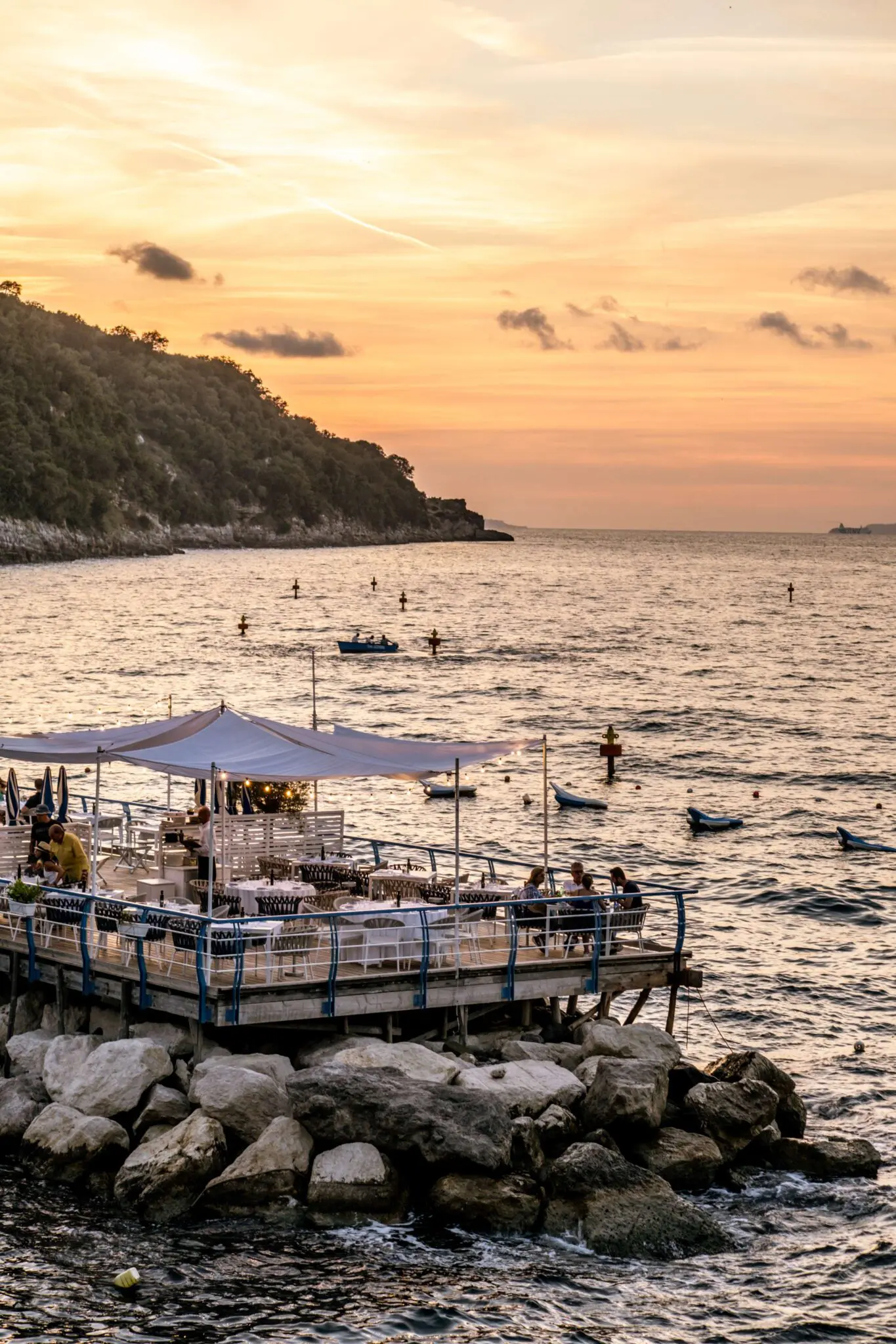 Een koppel dat aperol drinkt aan het water in Amalfi