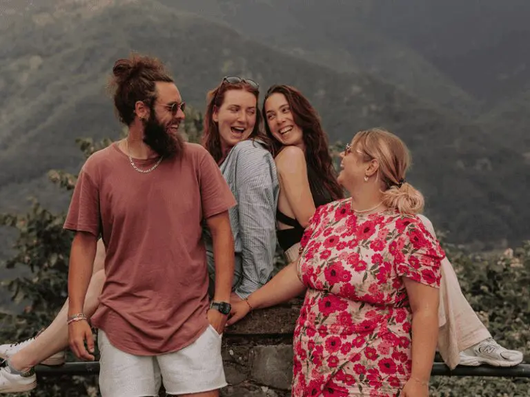 familie die samen lacht voor een foto in Toscane