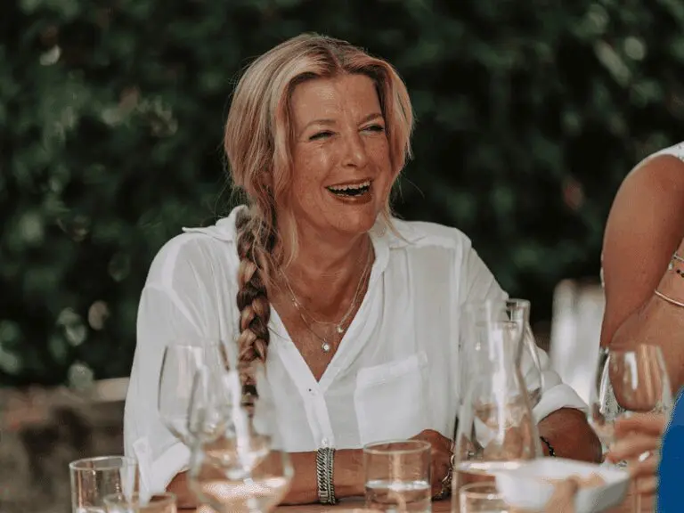 Vrouw die lacht in Toscane