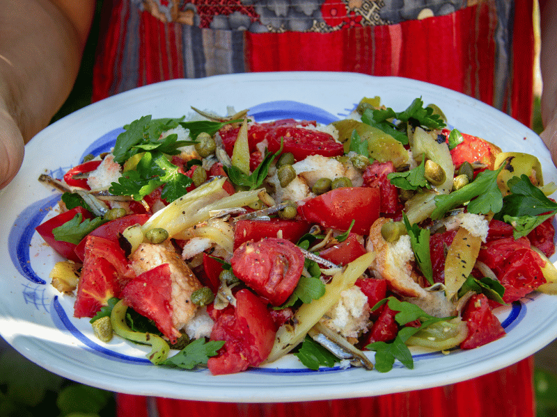 Panzanella: een koude broodsalade met tomaat, rode ui, olijfolie en een scheutje azijn.