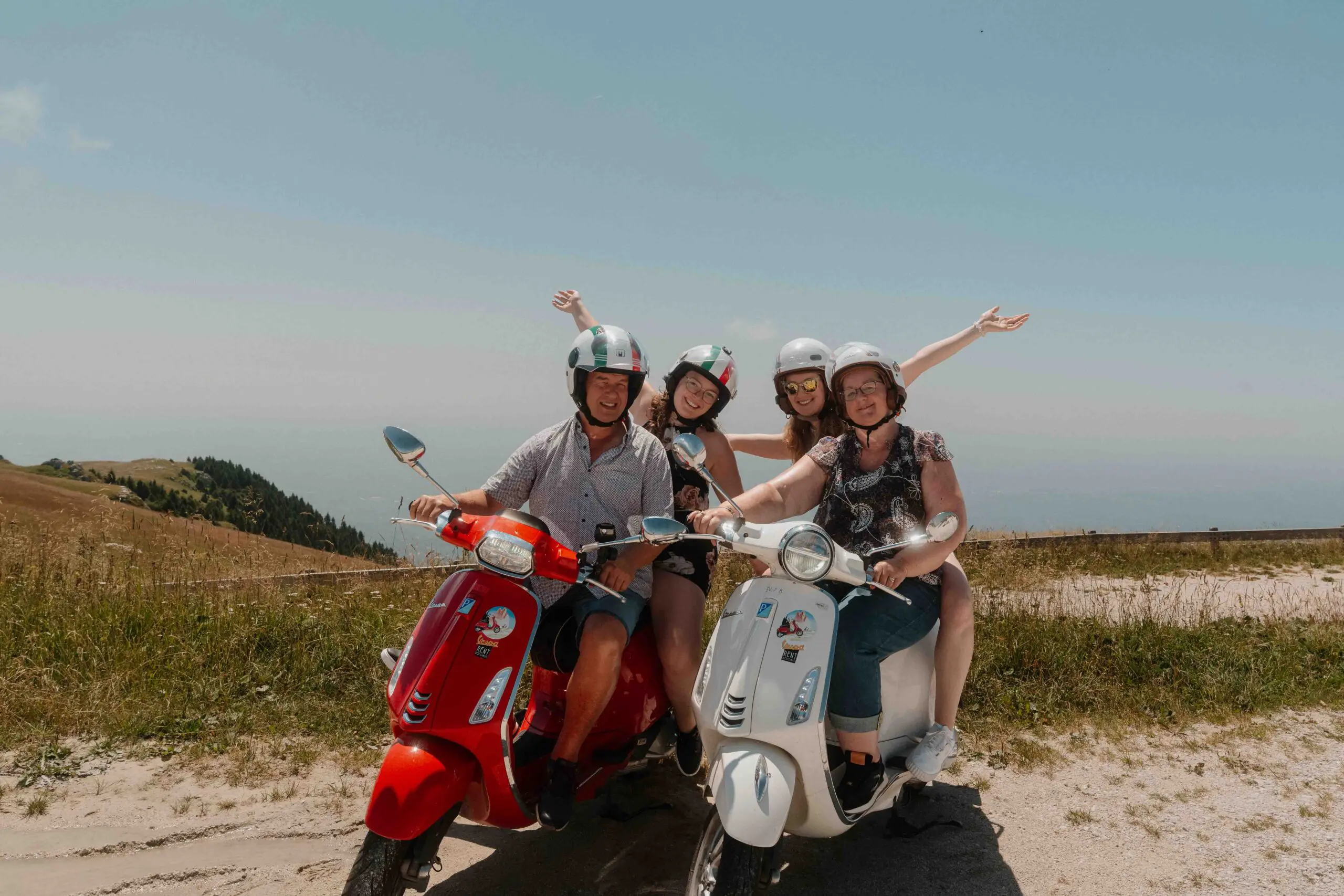groep vrolijke mensen tijdens de Vespa-trip door de Dolomieten