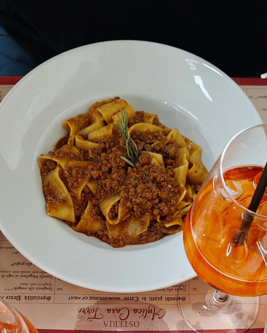 een beroemd Toscaans pastagerecht met brede, platte eierlinten (pappardelle) gemengd met een rijke, langzaam gekookte ragù van wild zwijn (cinghiale)