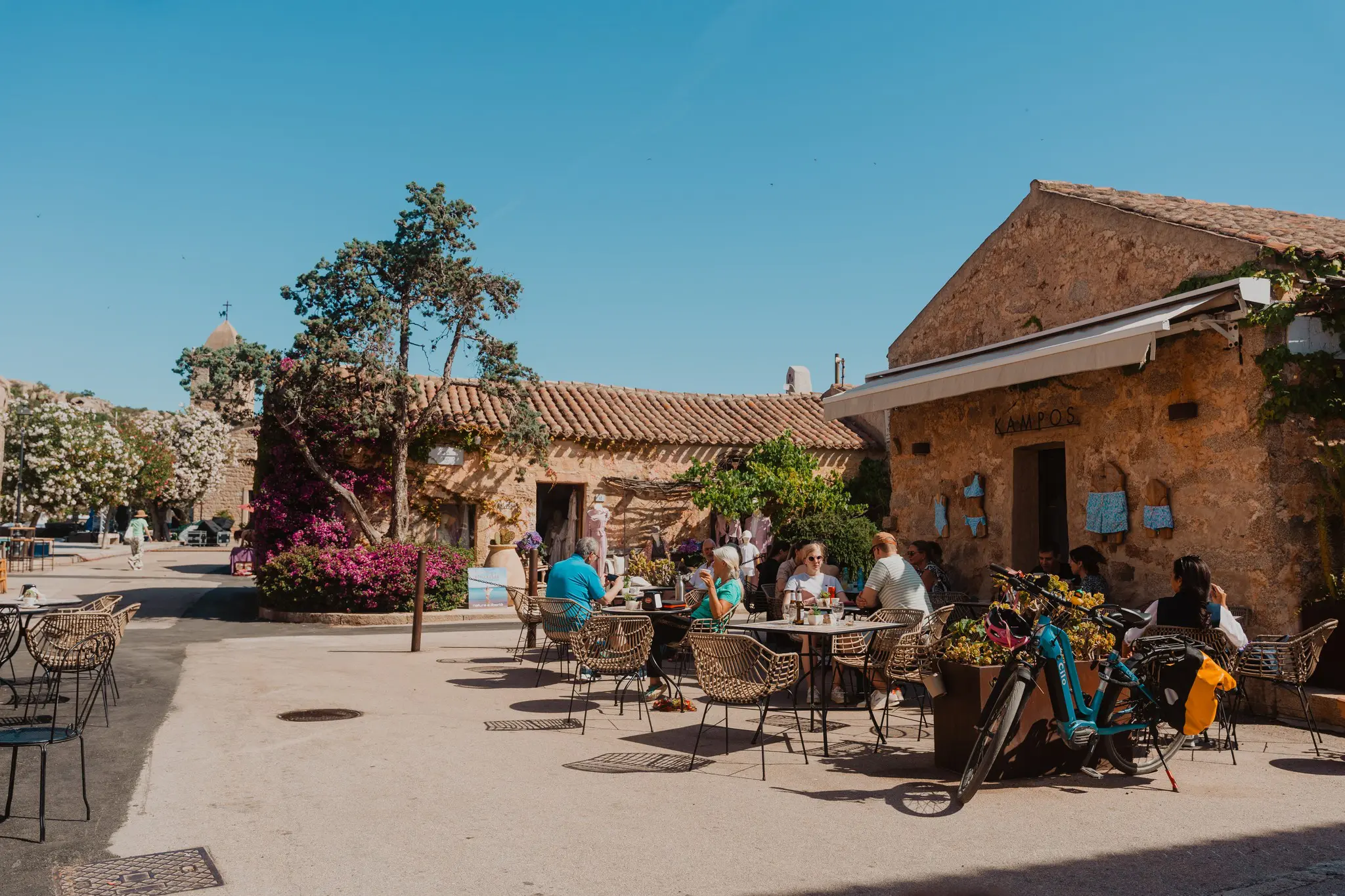 mensen die buiten eten bij een café in een dorp op Sardinië