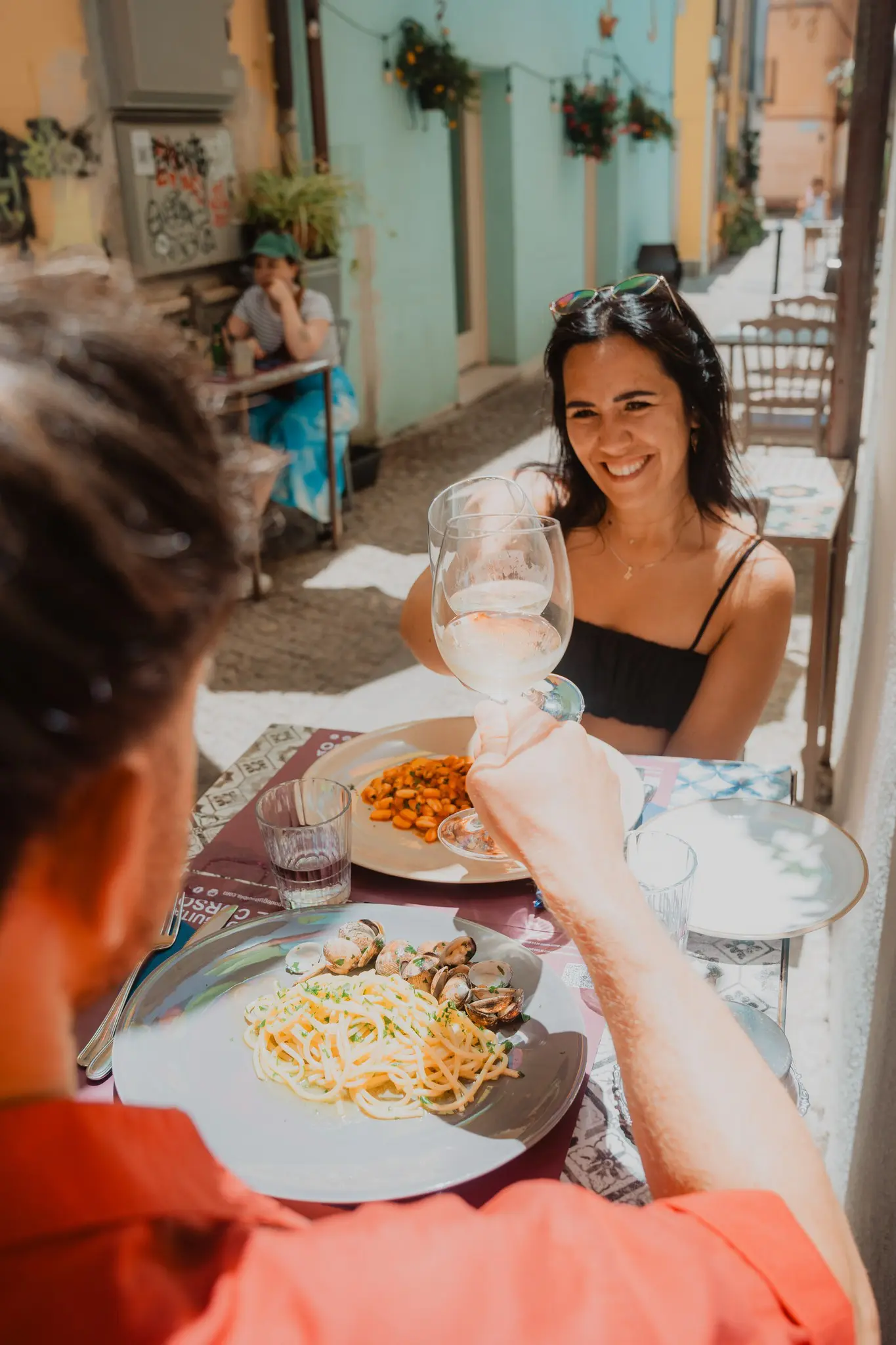 stel dat met wijn proost bij een restaurant in de openlucht op Sardinië