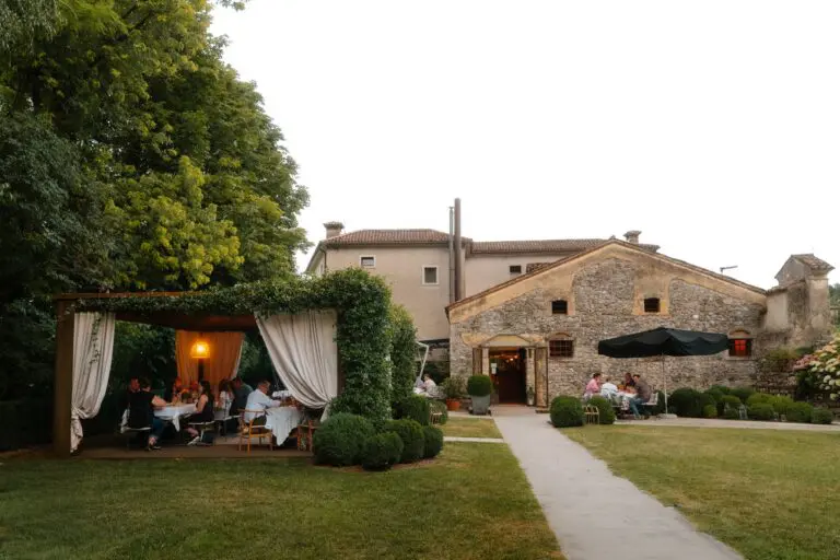 mensen die buiten eten bij een sfeervol Italiaans restaurant
