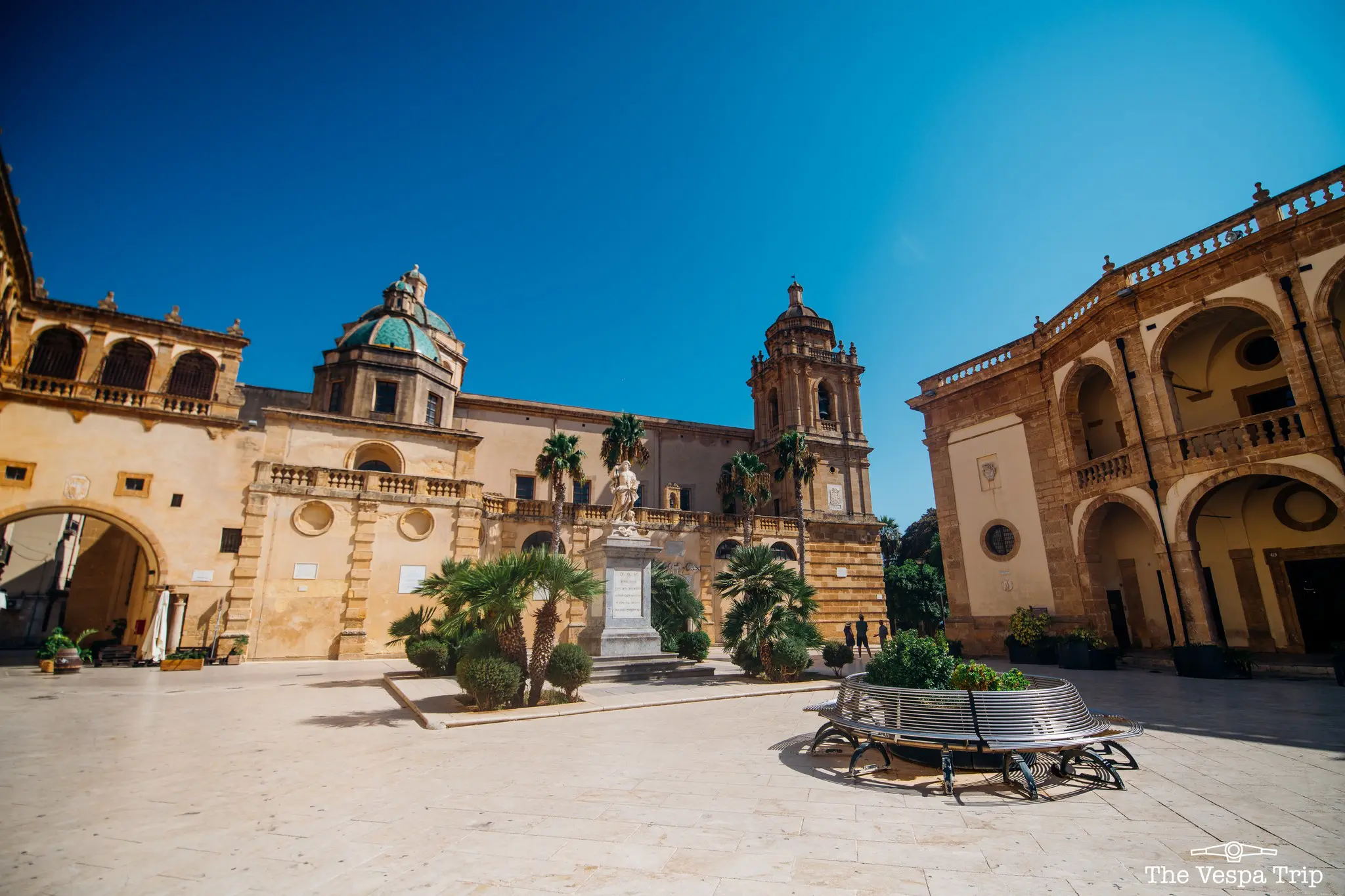 Plein in Palermo met historische gebouwen en palmbomen