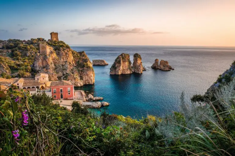kustdorp Scopello, Sicilië bij zonsondergang