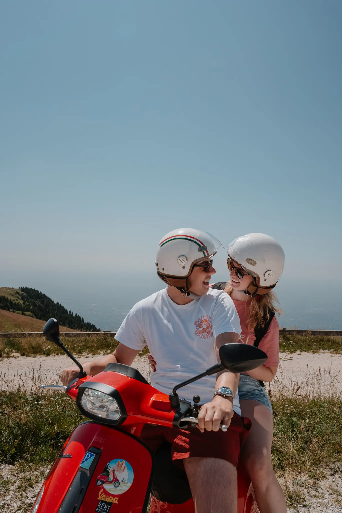 stel op een rode Vespa-scooter in de Dolomieten