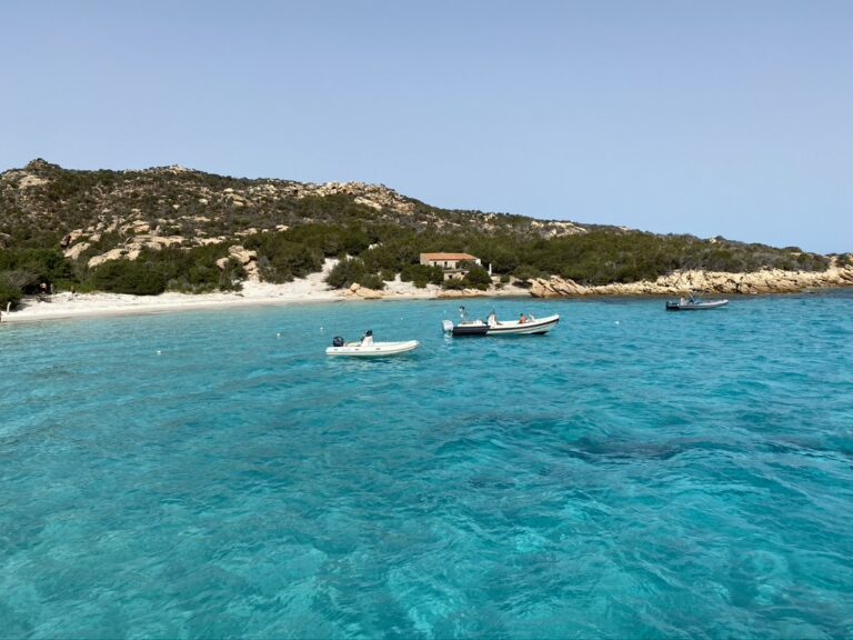 een van de mooiste stranden in Sardinië tijdens je vespa tour