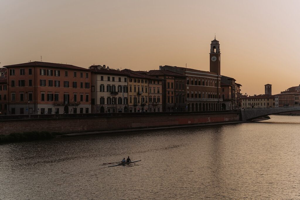 river during sunset in Pisa, tuscany rivier bij zonsondergang in Pisa, Toscane