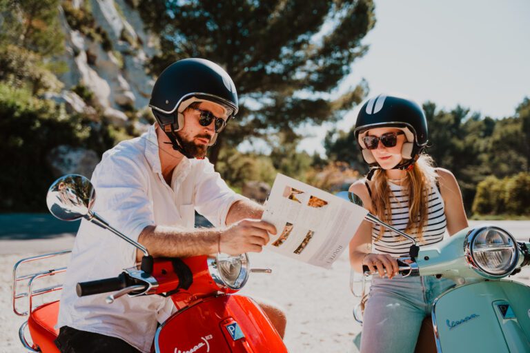 een koppel op een Vespa-tour in Sardinië