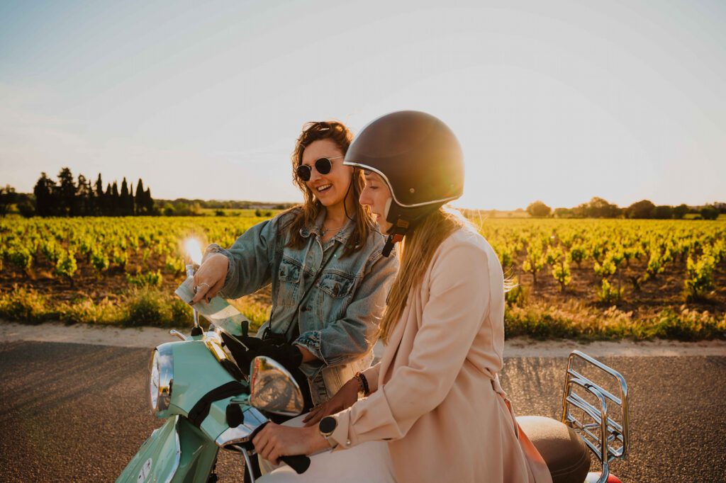 route Vespa tour Sardinië in Italië, 2 vrouwen die naar hun route kijken voor hun Vespa tour in Sardinië, Italië