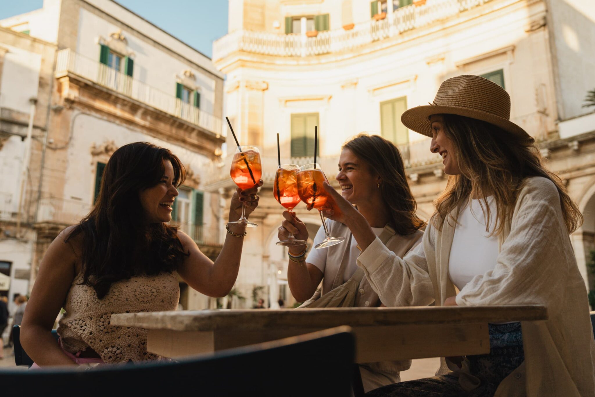 women drinking aperol spritz in Puglia, vrouwen die aperol drinken in Puglia