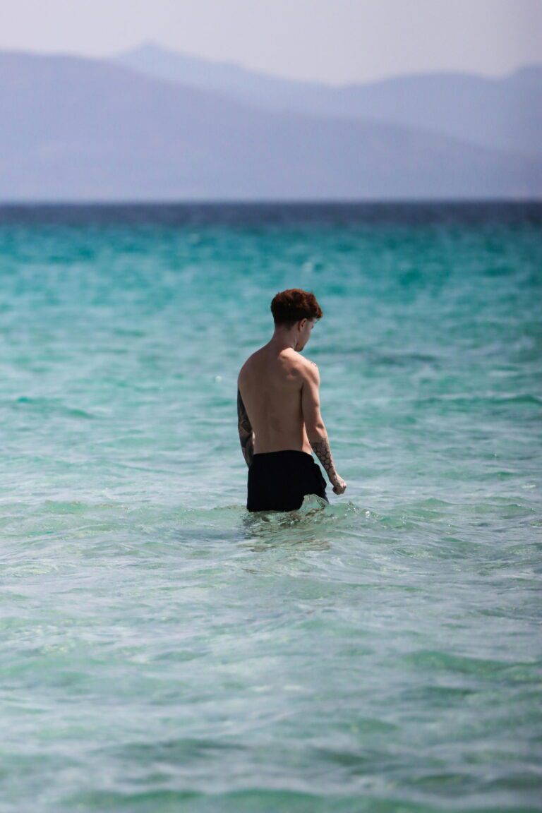 jongen aan strand tijdens vakantie Sardinië