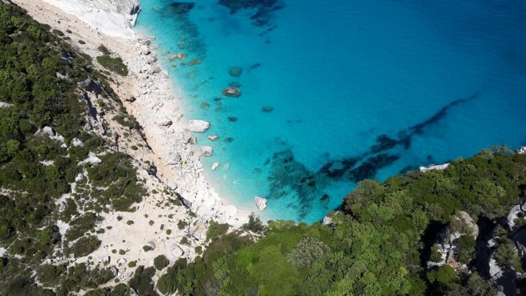 parelwit strand in Sardinië aan de Costa Smeralda, Rondreis Sardinië mooiste stranden