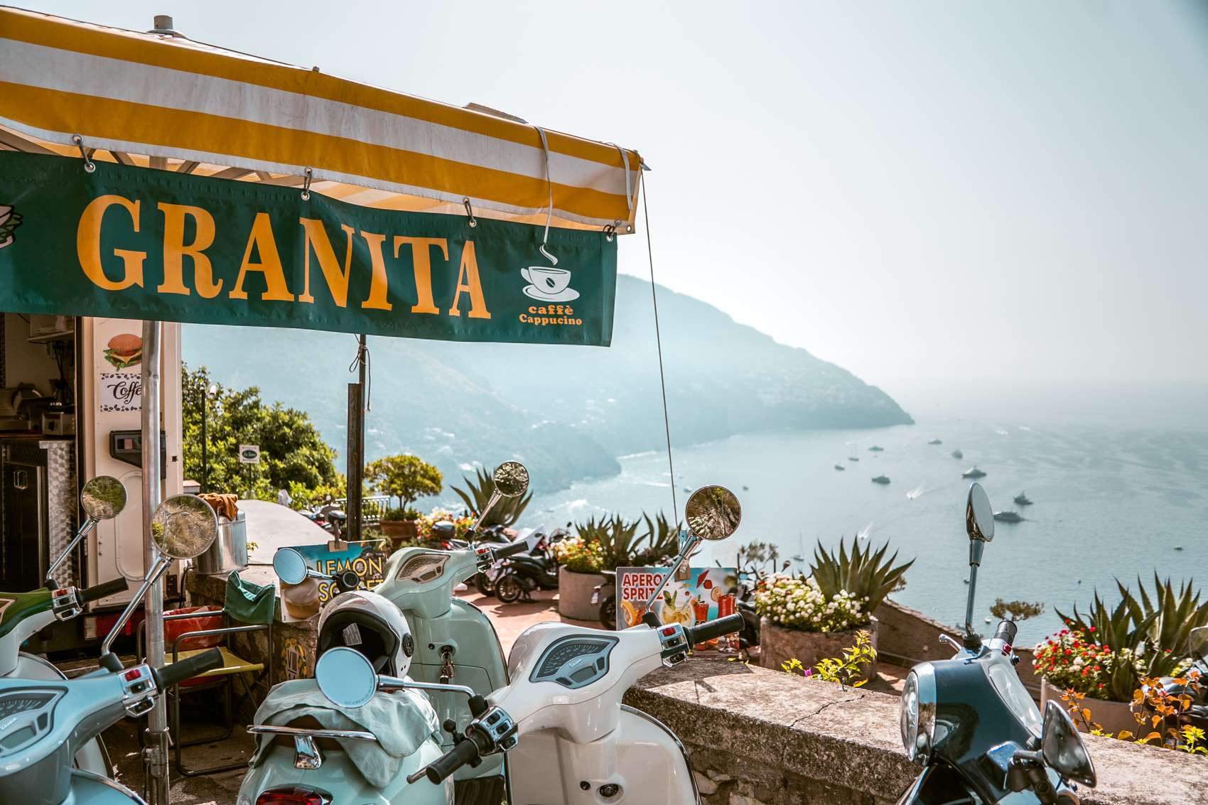 granita côte amalfitaine italie aussicht auf küste mit Vespa