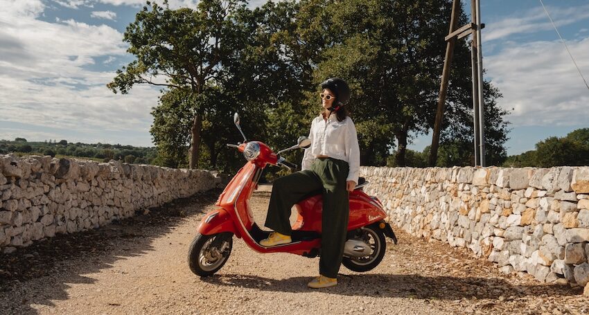 red vespa country road puglia scooter tour rote vespa landstraße in apulien vespa tour