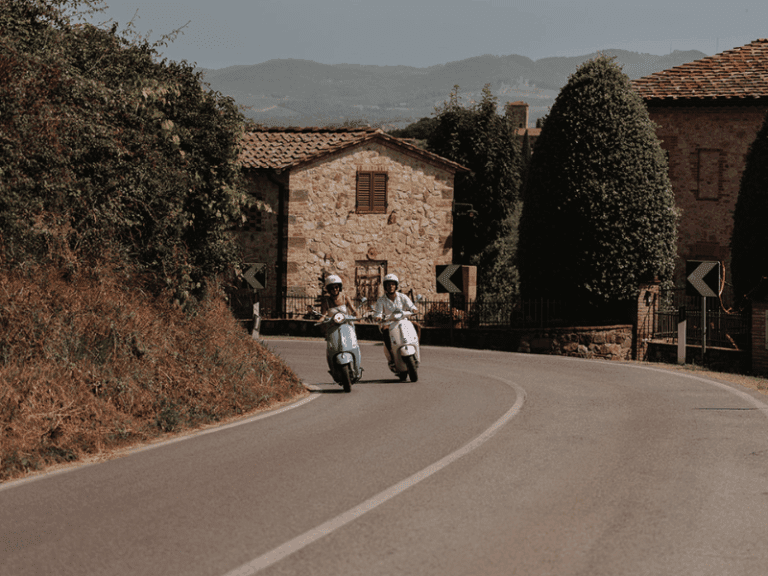 2 Vespas die naast elkaar rijden