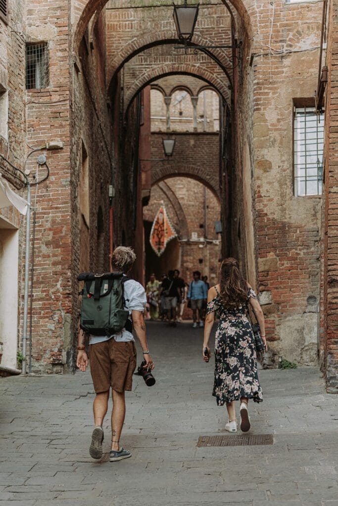twee mensen die de stad Chianti verkennen