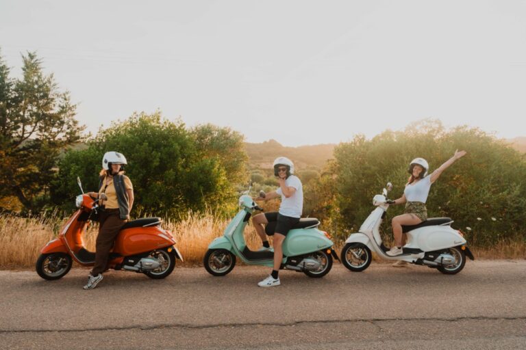 Mensen die genieten van hun Vespa-rit