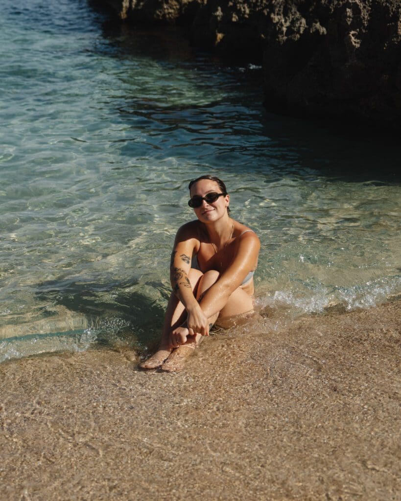 vrouw op het strand in Puglia, stranden Puglia, Puglia stranden