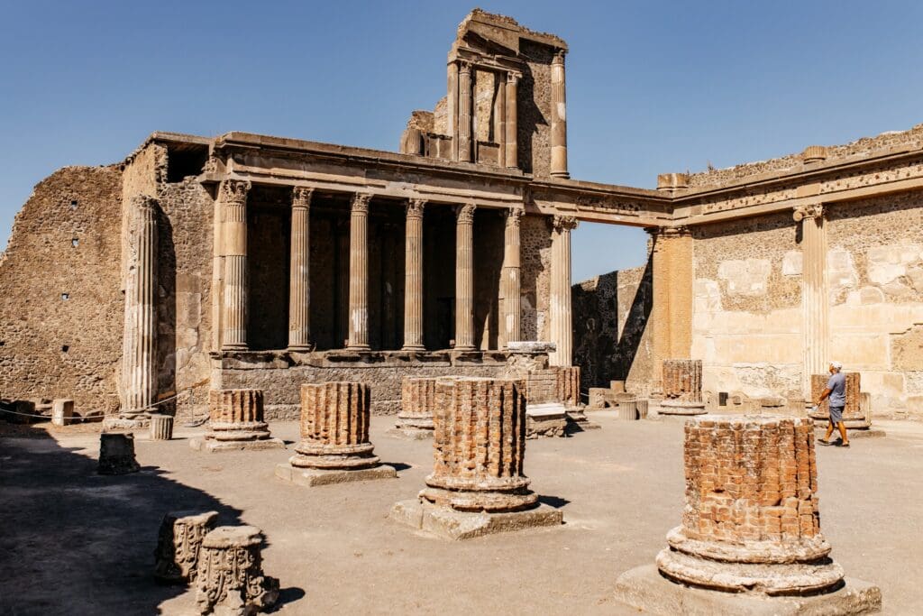 oude Romeinse ruïnes van Pompeï met een wandelend persoon