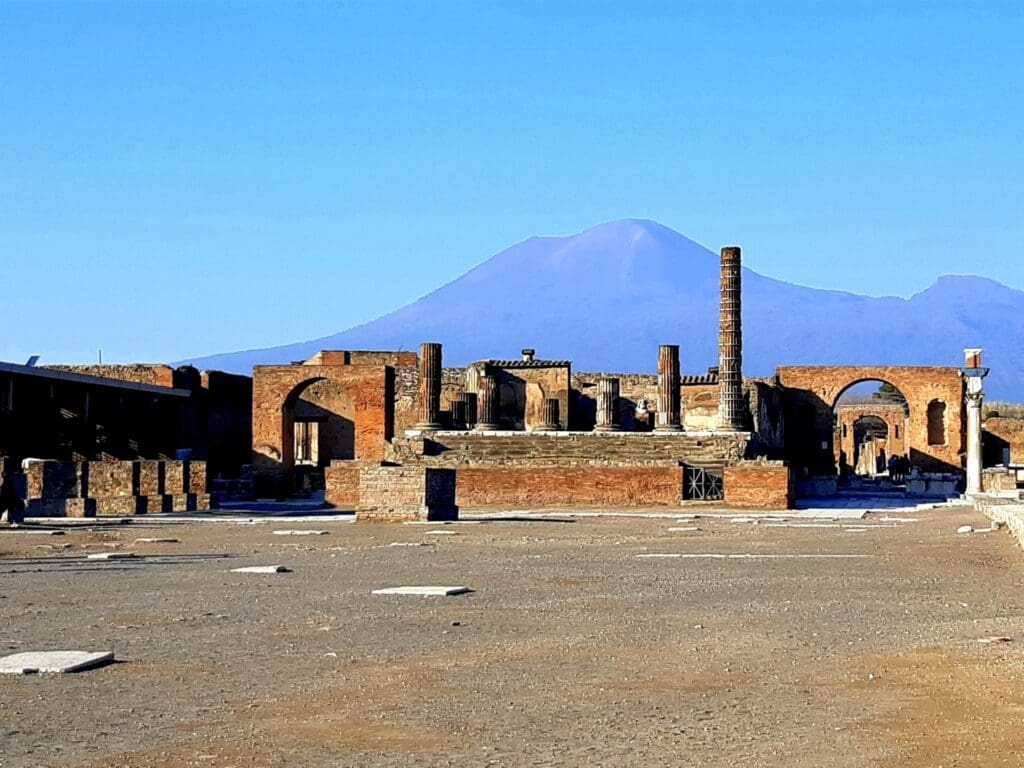 oude Romeinse ruïnes van Pompeï met de Vesuvius op de achtergrond