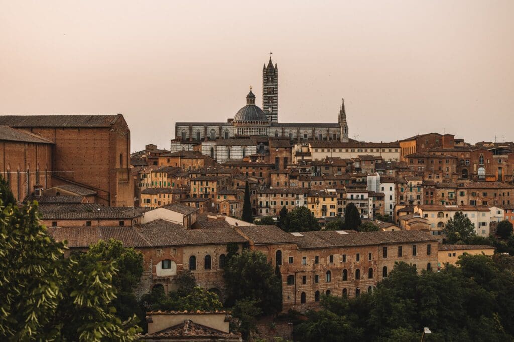 siena-stadsgezicht met de dom en historische gebouwen bij zonsondergang