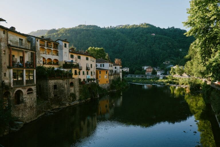 historiek Italiaans dorp aan een rivier in Toscane