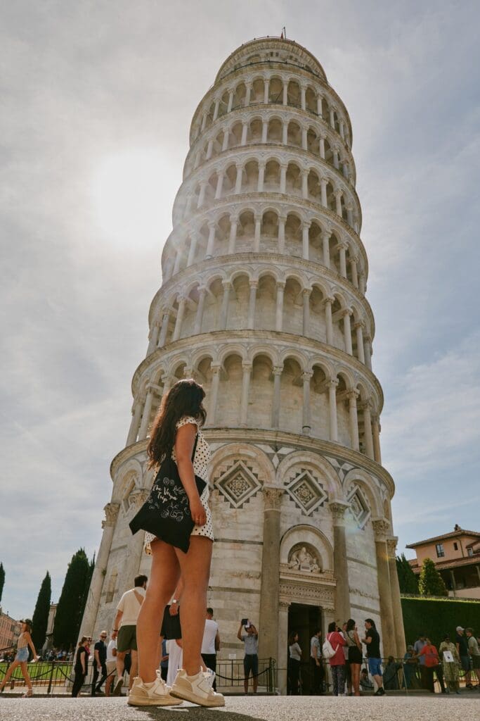vrouw kijkt naar de scheve toren van Pisa, Italië