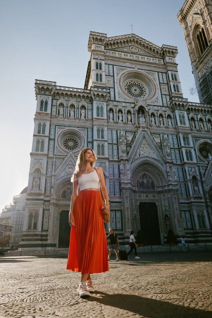 vrouw in een oranje rok voor de kathedraal van Florence
