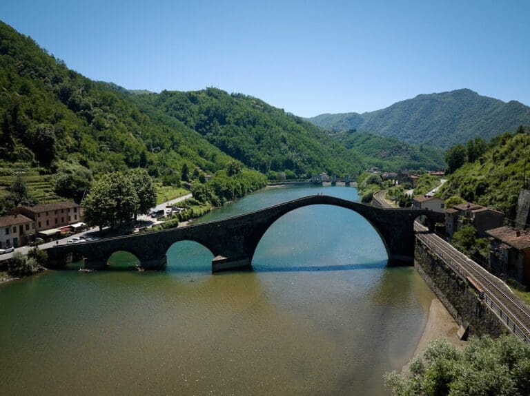 Ponte della Maddalena-brug over de rivier de Serchio in Toscane