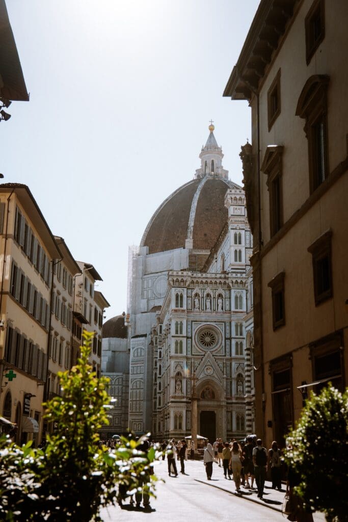 Florence Duomo, omringd door gebouwen en wandelende mensen