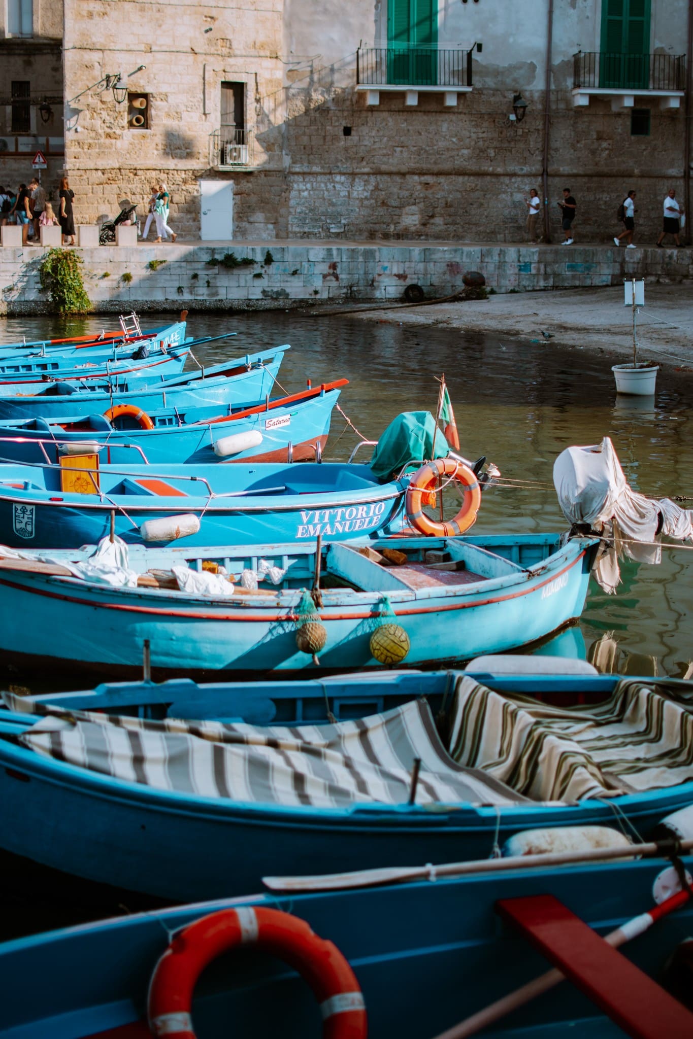 blauwe vissersboten in een haven in Puglia, Italië