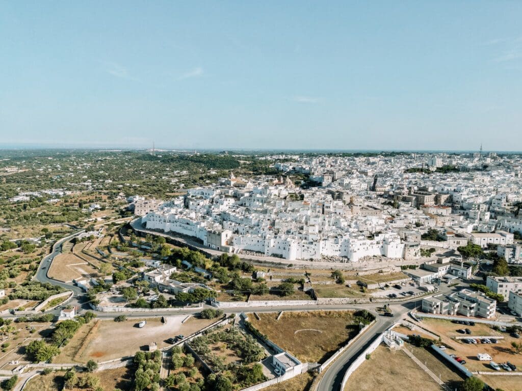 dronefoto van Ostuni, de witte stad in Puglia, Italië