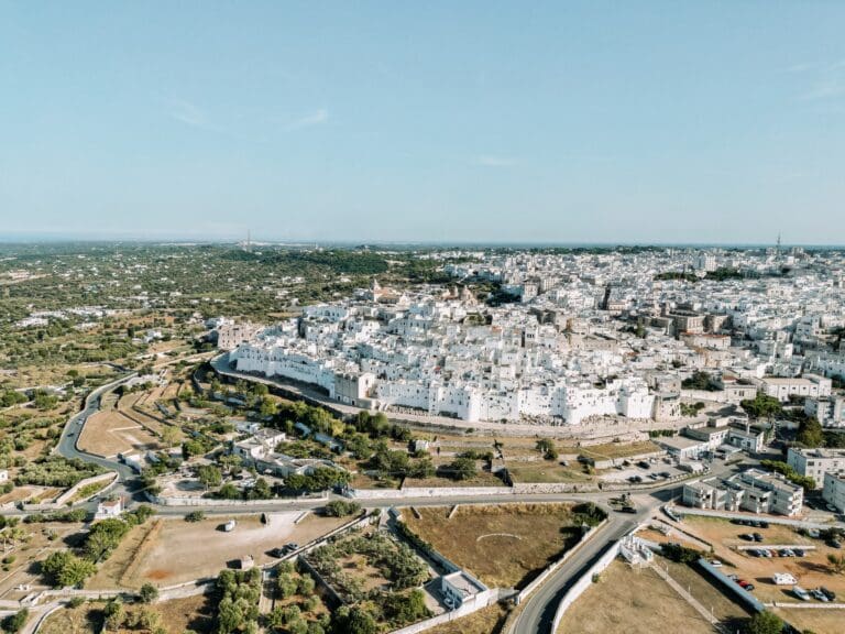 dronefoto van Ostuni, de witte stad in Puglia, Italië
