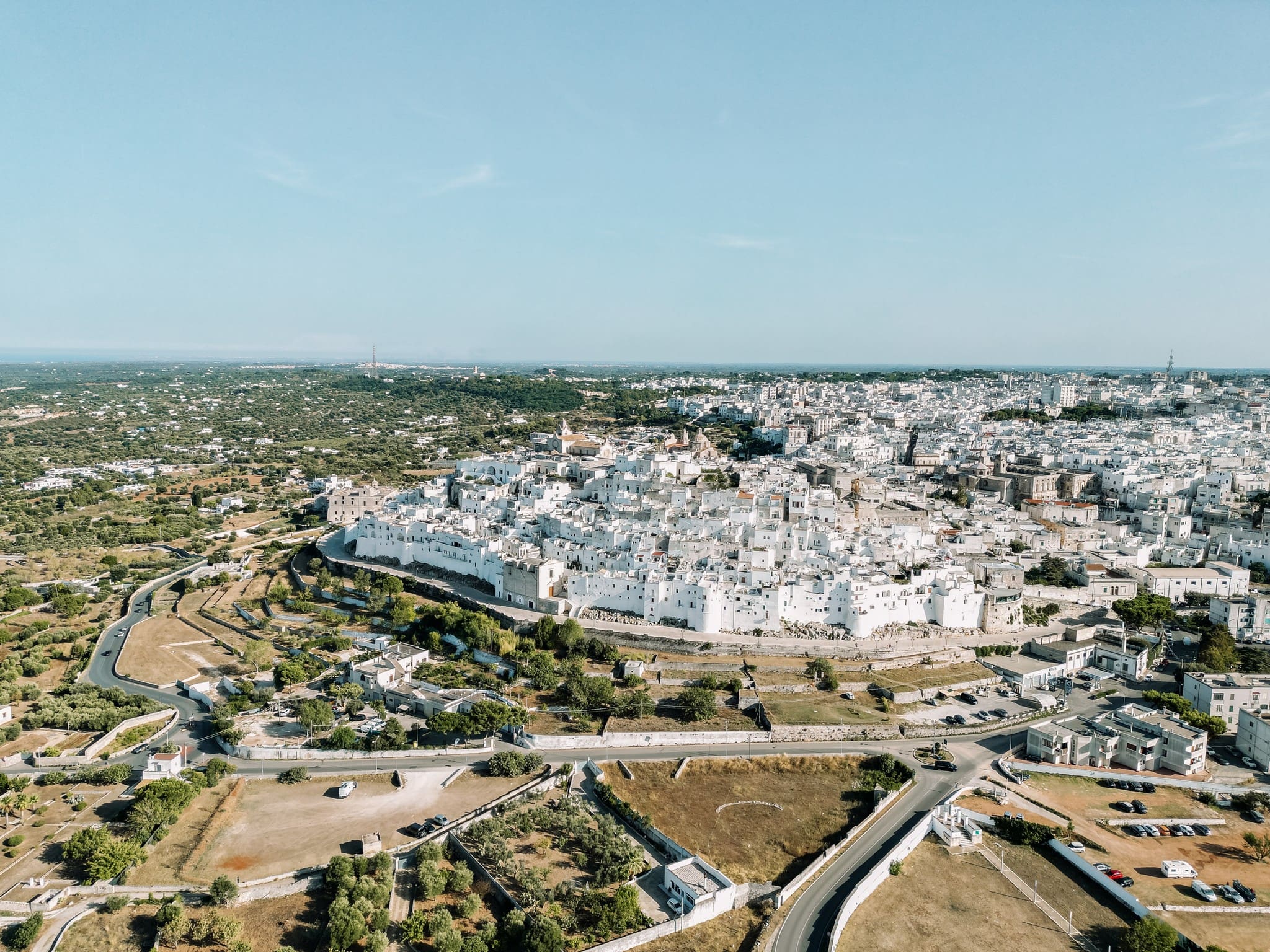 dronefoto van Ostuni, de witte stad in Puglia, Italië